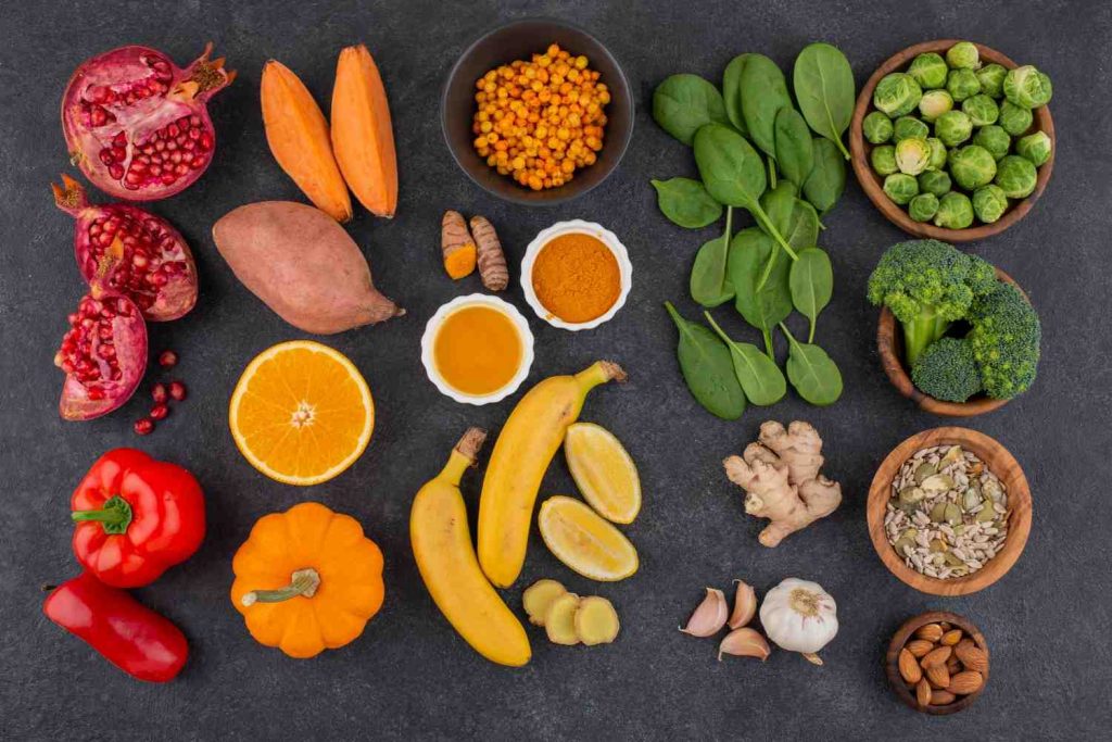 Foods that increase blood flow, including pomegranate, spinach, citrus, turmeric, garlic and nuts